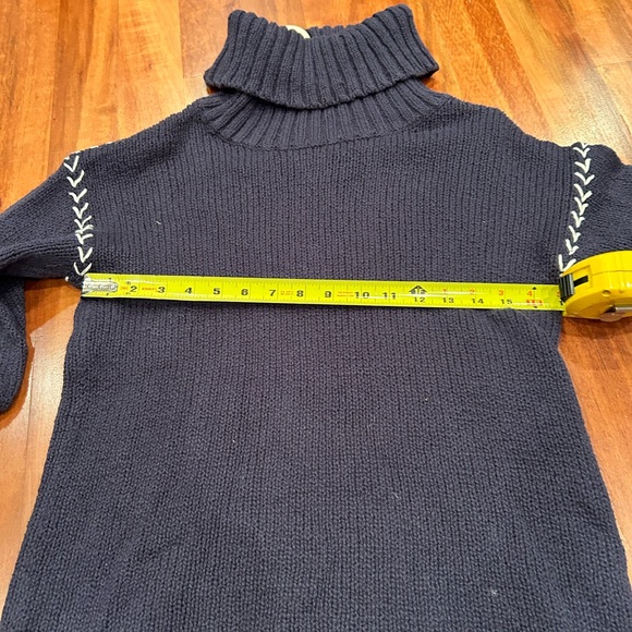 Roxy navy sweater. - Picture 3 of 6